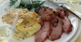 Burehamme mit Kartoffel Gratin schinken-mit-kartoffelgratin-und-bohnengemuese-111363
